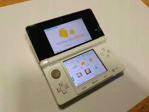 KONSOLA NINTENDO 3DS BIAŁA + ŁADOWARKA + RYSIK + KARTA PAMIĘCI + ETUI + ŁAD KONSOLA NINTENDO 3DS BIAŁA + ŁADOWARKA + RYSIK + KARTA PAMIĘCI + ETUI + ŁAD