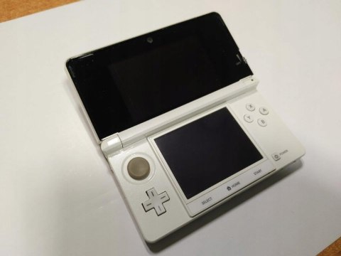 KONSOLA NINTENDO 3DS BIAŁA + ŁADOWARKA + RYSIK + KARTA PAMIĘCI + ETUI + ŁAD KONSOLA NINTENDO 3DS BIAŁA + ŁADOWARKA + RYSIK + KARTA PAMIĘCI + ETUI + ŁAD
