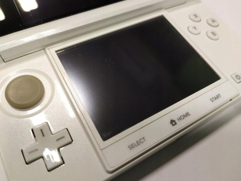 KONSOLA NINTENDO 3DS BIAŁA + ŁADOWARKA + RYSIK + KARTA PAMIĘCI + ETUI + ŁAD KONSOLA NINTENDO 3DS BIAŁA + ŁADOWARKA + RYSIK + KARTA PAMIĘCI + ETUI + ŁAD