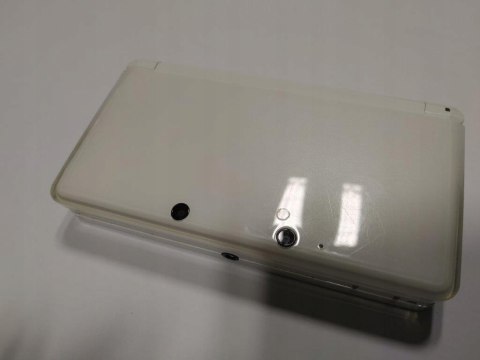 KONSOLA NINTENDO 3DS BIAŁA + ŁADOWARKA + RYSIK + KARTA PAMIĘCI + ETUI + ŁAD KONSOLA NINTENDO 3DS BIAŁA + ŁADOWARKA + RYSIK + KARTA PAMIĘCI + ETUI + ŁAD