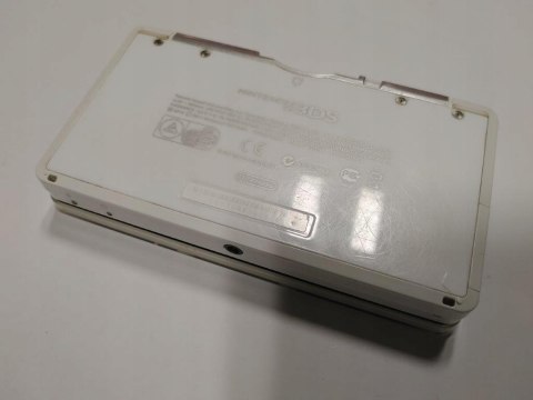 KONSOLA NINTENDO 3DS BIAŁA + ŁADOWARKA + RYSIK + KARTA PAMIĘCI + ETUI + ŁAD KONSOLA NINTENDO 3DS BIAŁA + ŁADOWARKA + RYSIK + KARTA PAMIĘCI + ETUI + ŁAD