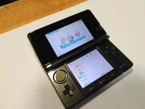 KONSOLA NINTENDO 3DS CZARNA + ŁADOWARKA + RYSIK + KARTA PAMIĘCI + ŁAD KONSOLA NINTENDO 3DS CZARNA + ŁADOWARKA + RYSIK + KARTA PAMIĘCI + ŁAD