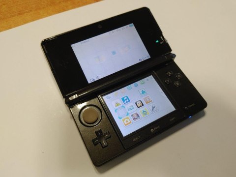 KONSOLA NINTENDO 3DS CZARNA + ŁADOWARKA + RYSIK + KARTA PAMIĘCI + ŁAD KONSOLA NINTENDO 3DS CZARNA + ŁADOWARKA + RYSIK + KARTA PAMIĘCI + ŁAD