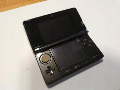 KONSOLA NINTENDO 3DS CZARNA + ŁADOWARKA + RYSIK + KARTA PAMIĘCI + ŁAD KONSOLA NINTENDO 3DS CZARNA + ŁADOWARKA + RYSIK + KARTA PAMIĘCI + ŁAD