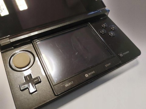 KONSOLA NINTENDO 3DS CZARNA + ŁADOWARKA + RYSIK + KARTA PAMIĘCI + ŁAD KONSOLA NINTENDO 3DS CZARNA + ŁADOWARKA + RYSIK + KARTA PAMIĘCI + ŁAD