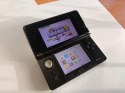 KONSOLA NINTENDO 3DS CZARNA + RYSIK + ŁADOWARKA + NEW SUPER MARIO BROS 2