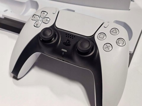 KONSOLA SONY PLAYSTATION 5 825GB Z NAPĘDEM BLU-RAY + PAD + STAND ŁADUJĄCY KONSOLA SONY PLAYSTATION 5 825GB Z NAPĘDEM BLU-RAY + PAD + STAND ŁADUJĄCY