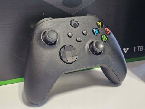 ZADBANA KONSOLA XBOX SERIES X 1TB Z NAPĘDEM + PAD + PUDEŁKO ZADBANA KONSOLA XBOX SERIES X 1TB Z NAPĘDEM + PAD + PUDEŁKO