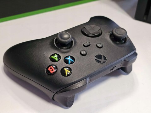 ZADBANA KONSOLA XBOX SERIES X 1TB Z NAPĘDEM + PAD + PUDEŁKO ZADBANA KONSOLA XBOX SERIES X 1TB Z NAPĘDEM + PAD + PUDEŁKO