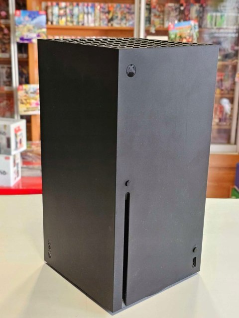 ZADBANA KONSOLA XBOX SERIES X 1TB Z NAPĘDEM + PAD + PUDEŁKO ZADBANA KONSOLA XBOX SERIES X 1TB Z NAPĘDEM + PAD + PUDEŁKO